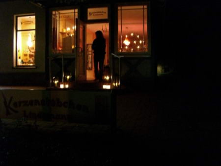 Nachtfoto Kerzenladen - ein Kerzentraum.